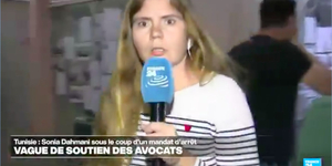 Élőben közvetítette a France24, ahogy Tunéziában a biztonsági erők őrizetbe vesznek egy ügyvédet