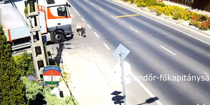 Le is szállt a járművéről a kerékpáros, hogy átmenjen a teherautó előtt, de az nem vette észre – videó