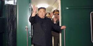 Kim Dzsongun ünnepélyesen fel akart avatni egy ötezer tonnás hadihajót, de felborult, amint vízre bocsátották