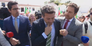 Nyelőcsőgörcstől lett rosszul egy kampánygyűlésen Orbán portugál szövetségese