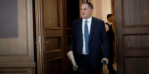 Hiába cáfolják a számok, Orbán hisz az akcióhőssé előléptetett Nagy Mártonban