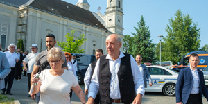 Zarándokok között tűnt fel Sulyok Tamás Csíksomlyón