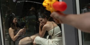 Vízipisztollyal és transzparensekkel tiltakoztak a spanyolok a turisták özöne ellen