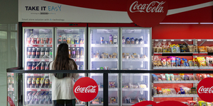 Eladók és pénztár nélküli boltokat nyit a Coca-Cola Magyarországon