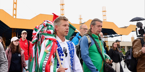 Magyar Péter megérkezett Romániába: „Nem szavazatokért jöttünk, hanem, hogy lemossuk a gyalázatot, mert a miniszterelnök szembe köpte a határon túli magyarokat”