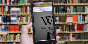 Rápróbált a Wikipédia a mesterséges intelligenciára, de visszafelé sült le a dolog
