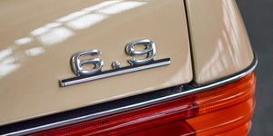 50 éves a legenda, az első Mercedes S-osztály 6,9 literes csúcsmodellje