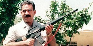 A bebörtönzött kurd vezér, Abdullah Öcalan fegyverletételre szólította fel az általa alapított PKK-t