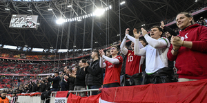 Sportszerűtlen szurkolás miatt pénzbüntetésre és felfüggesztett szektorbezárásra büntette a magyar válogatottat az UEFA