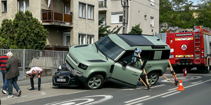 Fotók: Megmászott egy Land Rover egy Audit a Sasadi úton