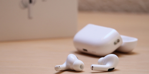 Ingyen jöhet egy rakás új funkció az Apple fülhallgatóiba