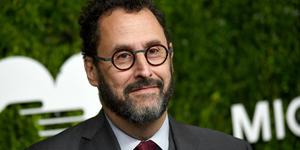 „Meglepett, hogy színre kerül a darabom Magyarországon, azt hittem, a propagandatörvény miatt nem lehet“ – Tony Kushner a HVG-nek