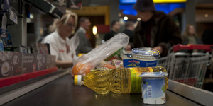 Kötelező lesz pénztárost alkalmazni a boltokban, nem elég az önkiszolgáló kassza