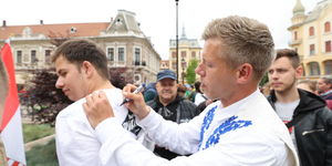 Magyar Péter a Néppártban kémkedő RMDSZ-képviselőkről és buszoztatott provokátorokról beszélt Nagyváradon