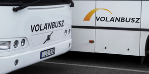 A tűző napon, árnyék és mosdó nélkül várakozhat a Lázár János által berendelt buszsofőrök egy része