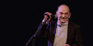 „Egy színész maradjon a színpadon, szórakoztasson, kápráztasson, hiszen ez a dolga” –  Bodrogi Gyula 90 éves