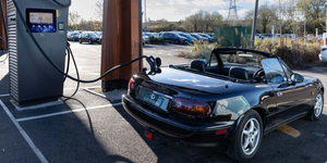 Mazda MX-5-ből is van elektromos és alig nehezebb, mint a benzines