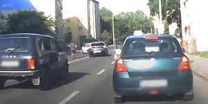 Kismotoros ovist kellett üldözni Pécsen, mert kikeveredett a főútra – videó