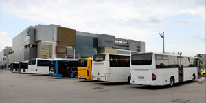 A tűző napon, árnyék és mosdó nélkül várakozhat a Lázár János által berendelt buszsofőrök egy része