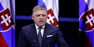 Politico: Fico Orbán példáját követve bontaná le a szabad sajtót Szlovákiában