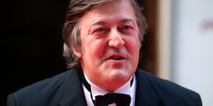 Stephen Fry kiállt a Budapest Pride mellett, modern fasizmusnak nevezte a magyar helyzetet