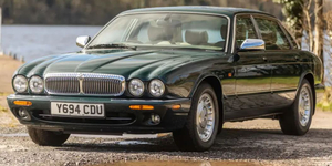 Eladó II. Erzsébet Jaguarja, amelyre még James Bond is büszke lehetne