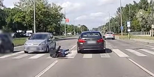 Döbbenten nézte az autós, ahogy nekiszalad egy gyalogos, majd elsántikál – videó