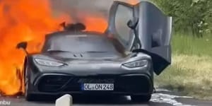 Porrág égett egy F1-motoros utcai hiperautó – videó