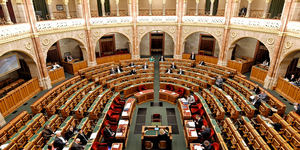 A nyugdíj és az örökbefogadás szabályaihoz is hozzányúl a kormány egy salátatörvényben