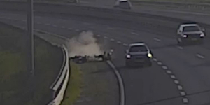 Súlyos motoros baleset az M85-ösön – nem nézett a tükörbe az autós