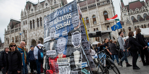 Civil szervezetek százai tiltakoznak az Európai Bizottságnál a Fidesz megfélemlítési törvénye ellen, országos tüntetéssorozat is készül