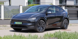 Teszten Magyarország legkelendőbb villanyautója, a cybertekintetű legfrissebb Tesla Model Y