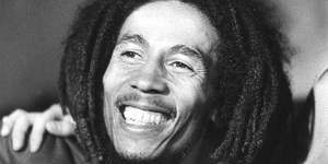 „Szerelem, jólét, mindenki legyen velünk, jah” – halálos ellenségeket pacsiztatott le a koncertjén a 80 éve született Bob Marley