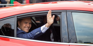 Gúzsba kötve marad Donald Tusk kormánya az új elnök mellett és ez a koalíció széteséséhez vezethet