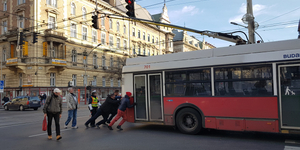 Szülést levezető buszsofőr, elveszett gyerek és a kóbor cica - öt hihetetlen sztorit szedett össze a BKK