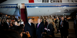Orbán a feleségével, majd népviseletben lévő gyerekek fogadták sóval és kenyérrel a kínai elnököt a reptéren