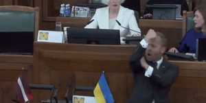 Botrányosan viselkedett egy orosz származású képviselő a lett parlamentben