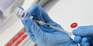 Befejezi Covid-vakcinája gyártását az AstraZeneca 