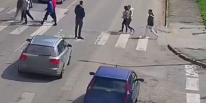 Videó: „Nem értem mi a gond” – mondta a sofőr, aki áthajtott a gyerekek közt a zebrán