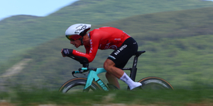Törött lábbal tekert be a Giro céljába egy bringás, miután belezuhant egy szakadékba