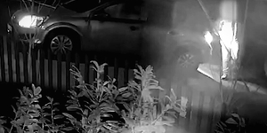 Beült egy nő mellé egy kóros elmeállapotú férfi, így szerezte meg a kocsiját – videó
