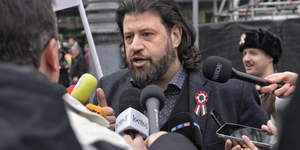 Puzsér Róbert az átláthatósági törvény megszavazásának elhalasztása ellenére is megtartja tüntetését a Kossuth téren