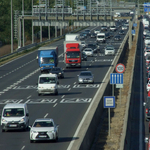 Két helyen is több kilométeres torlódás alakult ki az M1 Budapest felé vezető oldalán