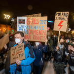 Lengyel tüntetők százezrei kényszerítenék térdre Kaczynskiékat abortuszügyben