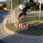 Akciófilmbe illő ugratás egy körforgalomnál: több méter magasra repült a Suzuki – videó