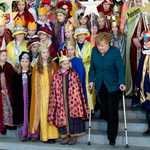 Fotók: így biceg mankóival síbalesete után Angela Merkel