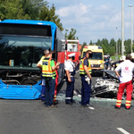 Autó ütközött a 126-os busszal – egy ember meghalt, többen megsérültek