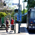 Akkorát robbant egy BKV-busz kereke, hogy egy parkoló autó is megsérült