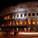 Kolosszális pénzbüntetés a Colosseum kövét összekaristoló turistának