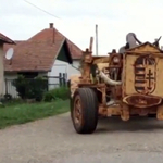 Fából faragott autóval jár egy tiszaörsi férfi – videó